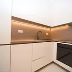 Premium With Garage דירה *